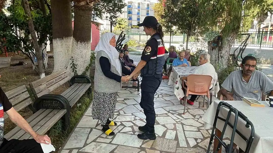 Jandarma ekipleri yaşlı çınarları unutmuyor