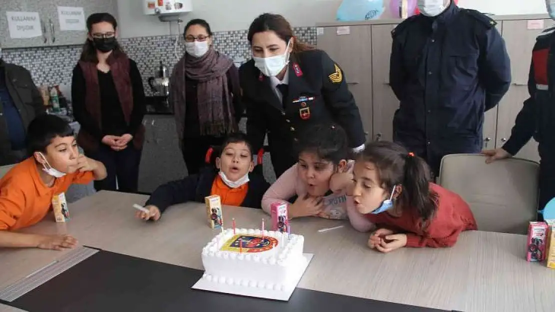 Jandarma ekiplerinden engelli öğrencilere ziyaret