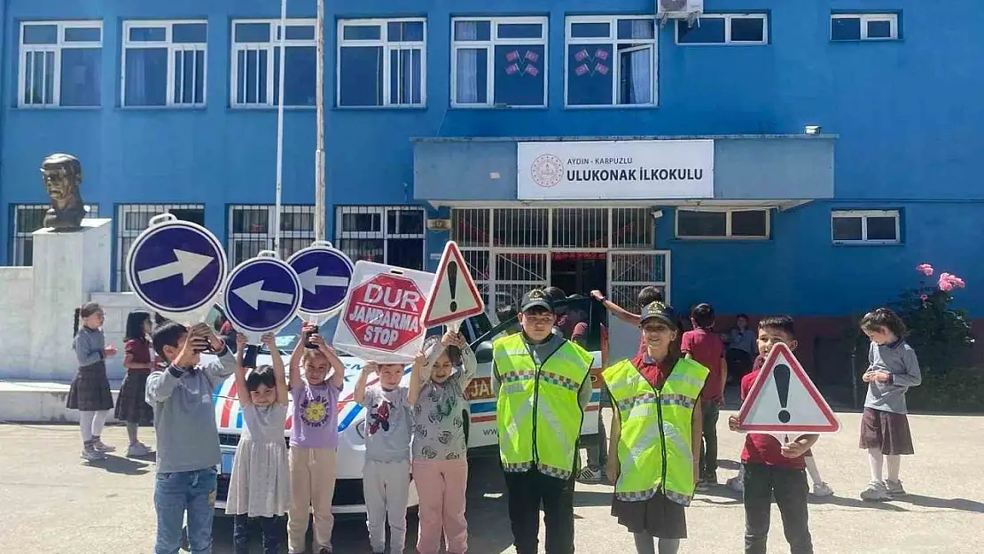 Jandarma, öğrencilere trafik kurallarını anlattı
