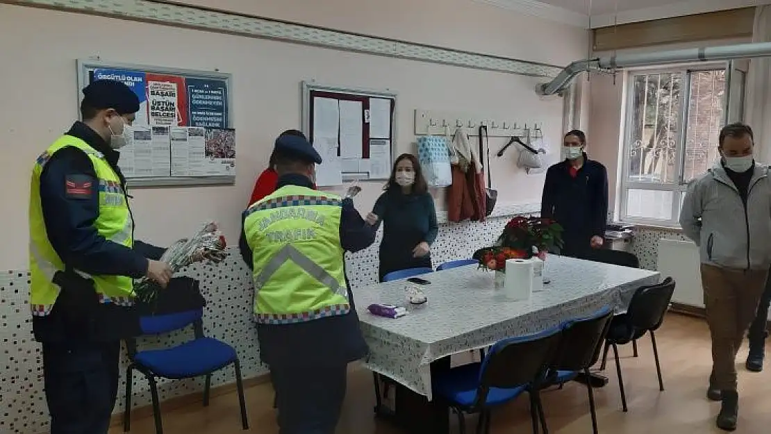 Jandarma personeli öğretmenleri unutmadı
