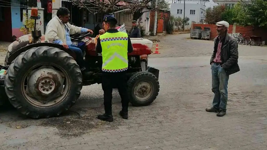 Jandarma traktör sürücülerini bilgilendirdi