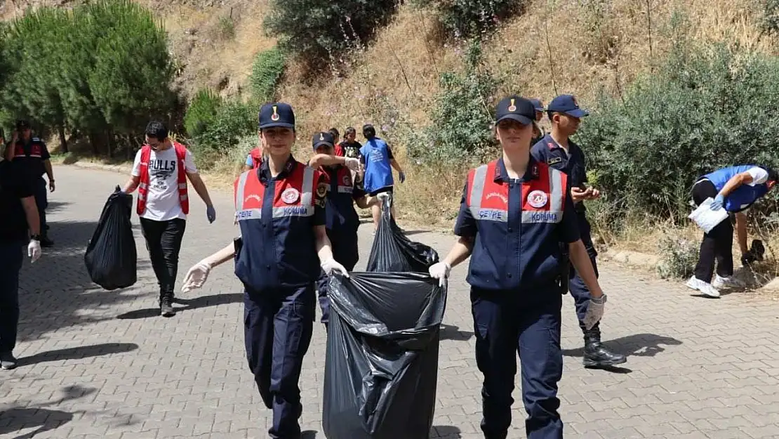 Jandarma ve öğrenciler çevre temizliğine dikkat çekti