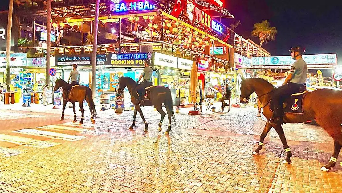 Jandarmanın atlı ekibi Ölüdeniz'de bu yıl da görev başında