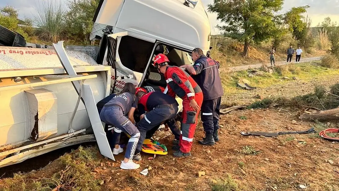 Jet yakıtı yüklü tanker yoldan çıkıp tarlaya uçtu: 3 yaralı