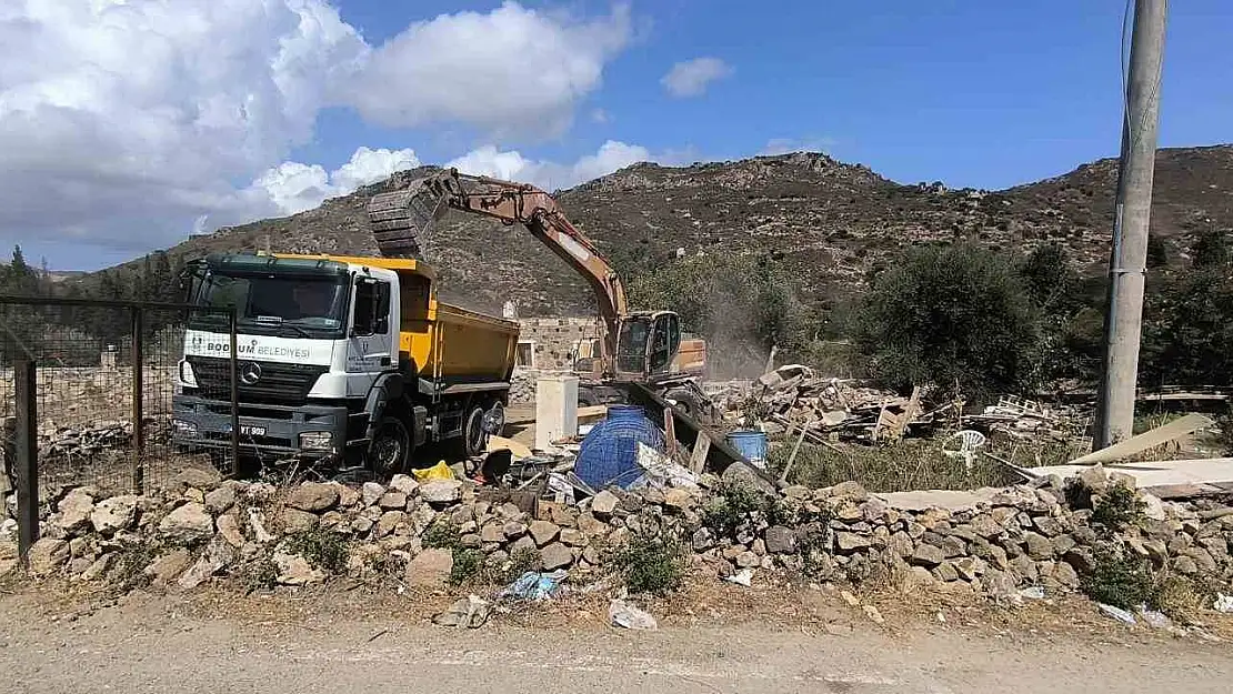 Kaçak barakayla eklentileri yıkıldı