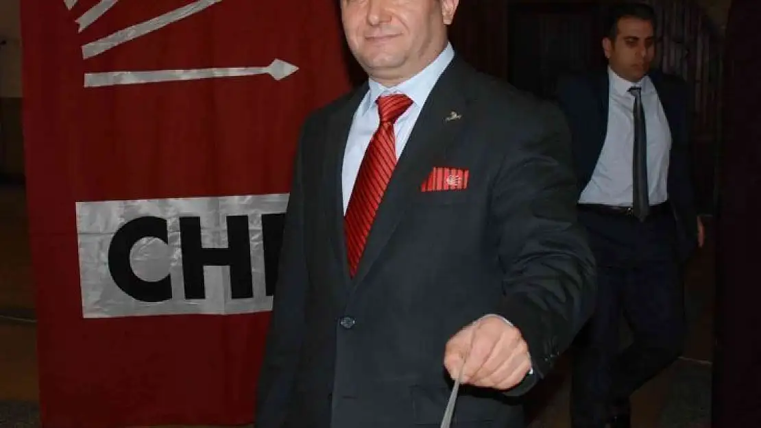 Kadın fotoğrafı ile yaptığı paylaşım tepki toplayan CHP'li başkan görevden alındı