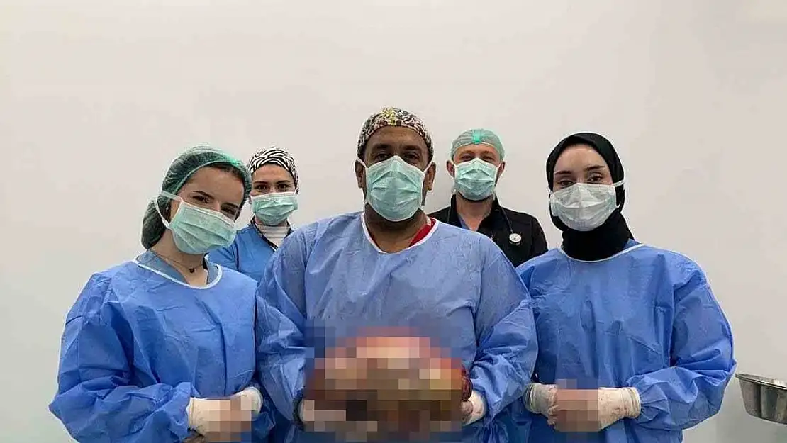 Kadın hastanın karnından 10 kiloluk kitle tespit edildi