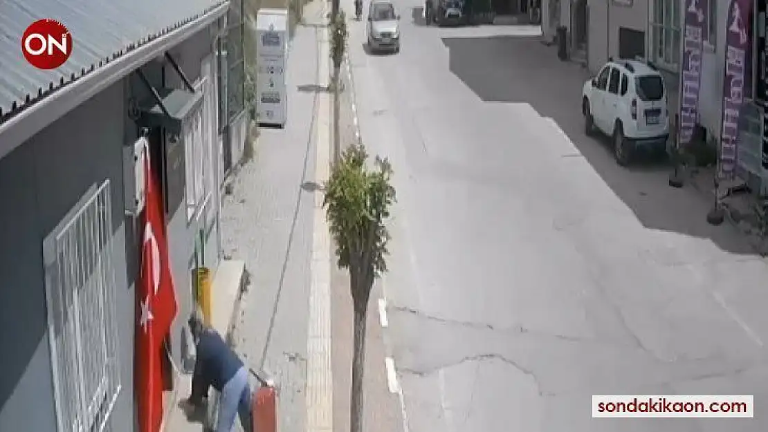 Kadın muhtar kendi düştü, bayrağı düşürmedi, o ânlar kamerada