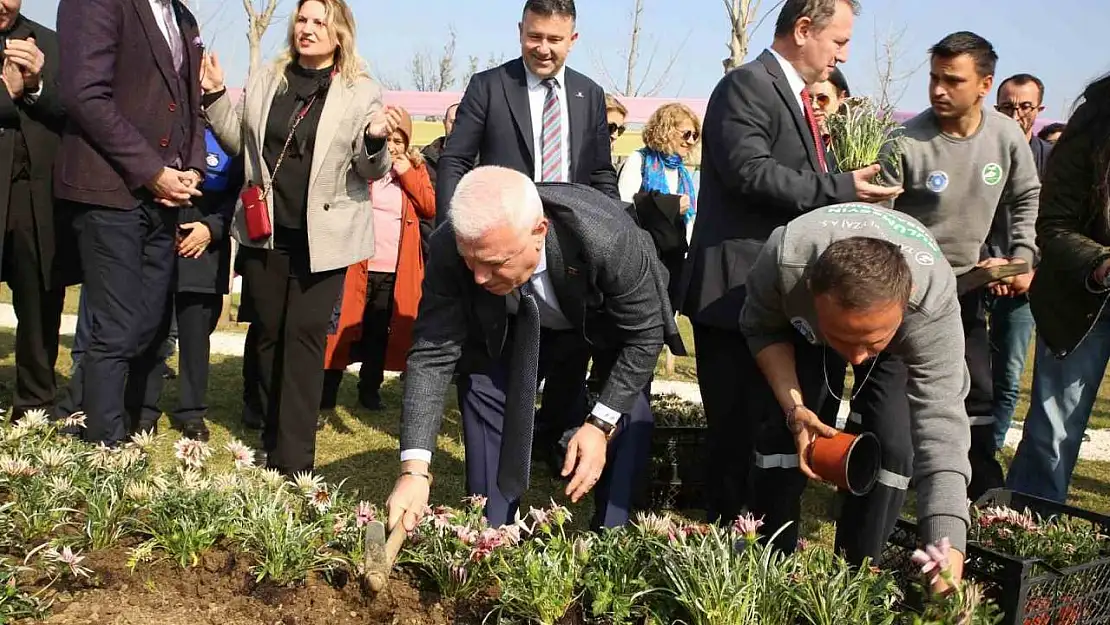 Kadınlar Günü'nde çiçekler toprakla buluştu