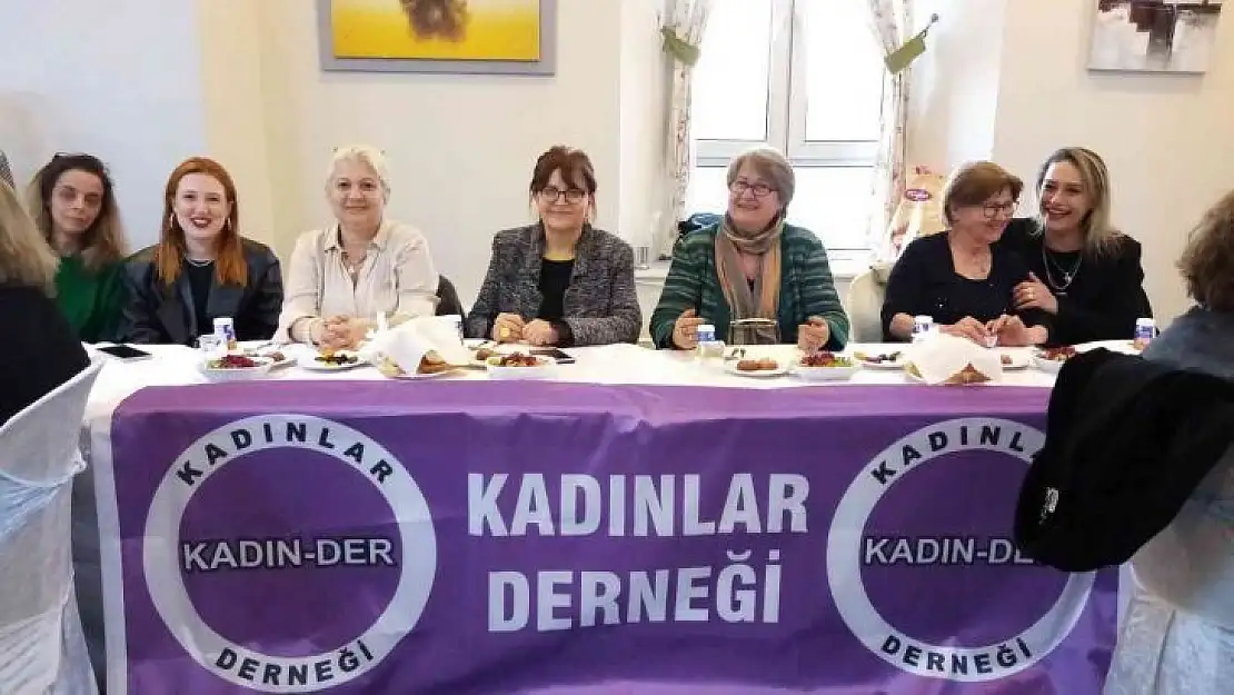 Kadınlar iftar yemeğinde bir aya geldi