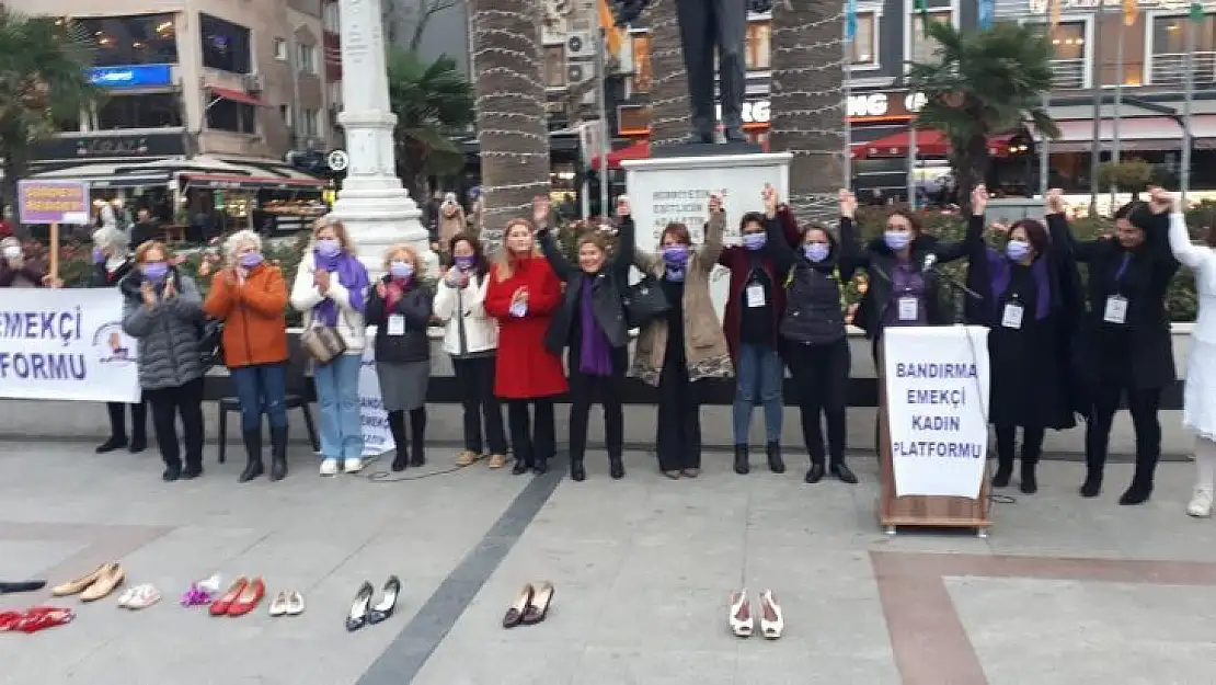 Kadınlar mor maskeleri ile meydana indiler