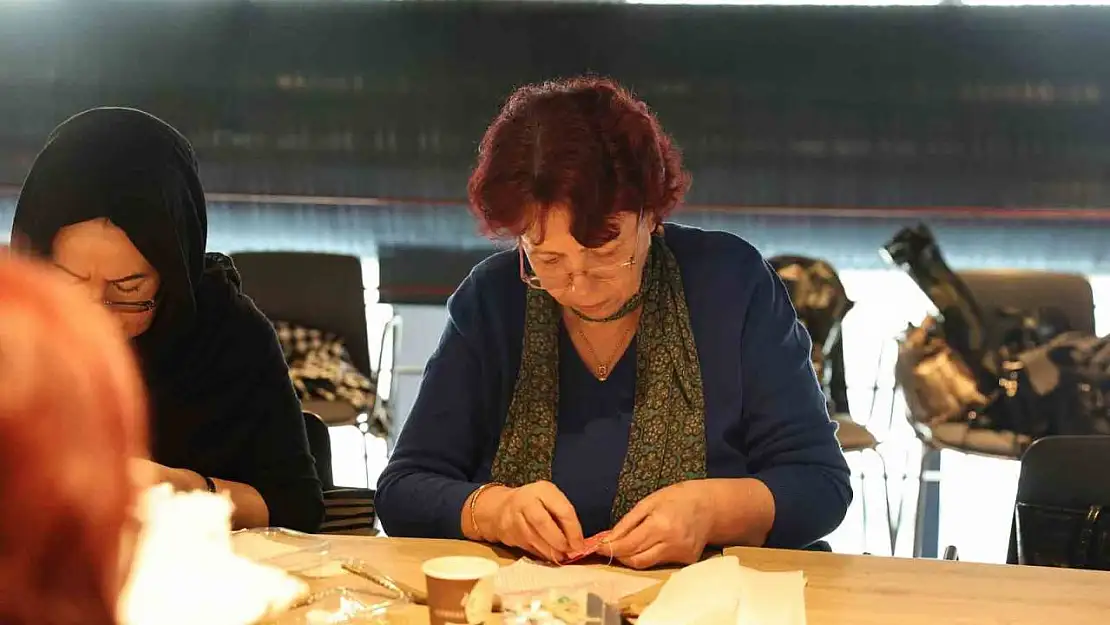 Kadınlardan sevgililer gününe özel kapı süsleri