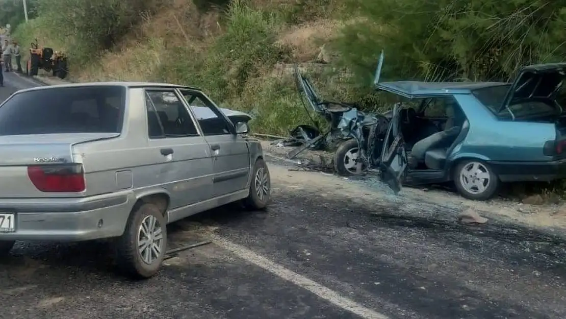 Kafa kafaya çarpıştılar: 3 yaralı