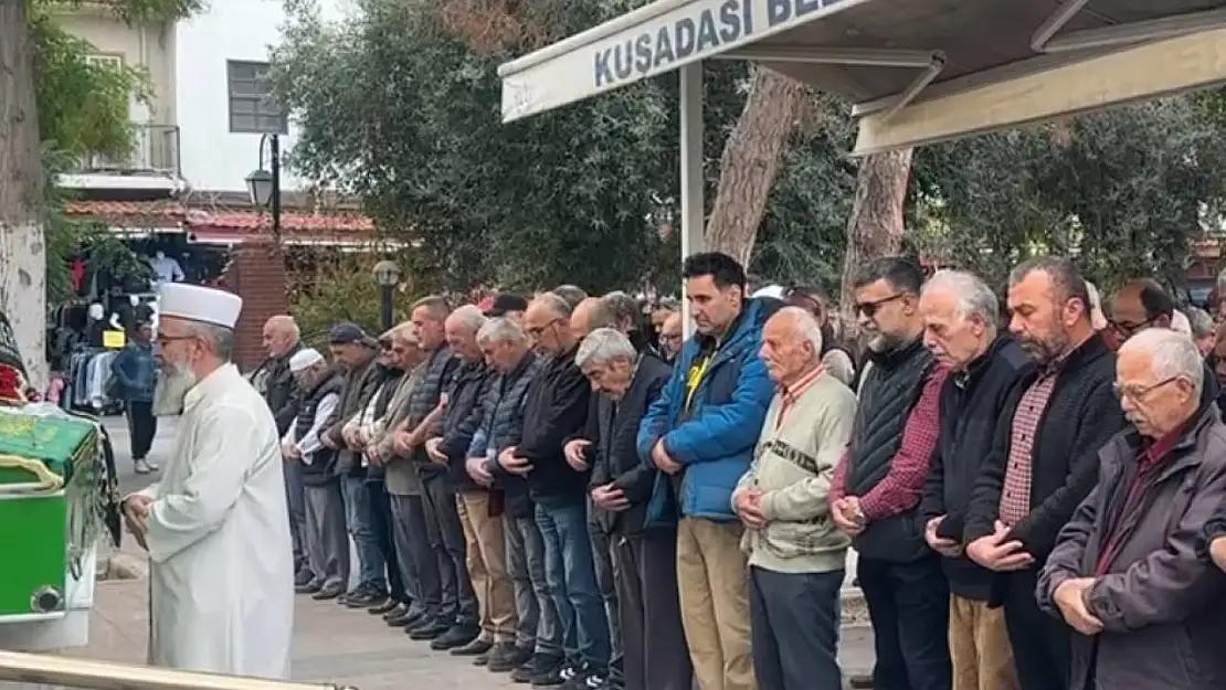 Kafeye dalan otomobilin altında kalmıştı