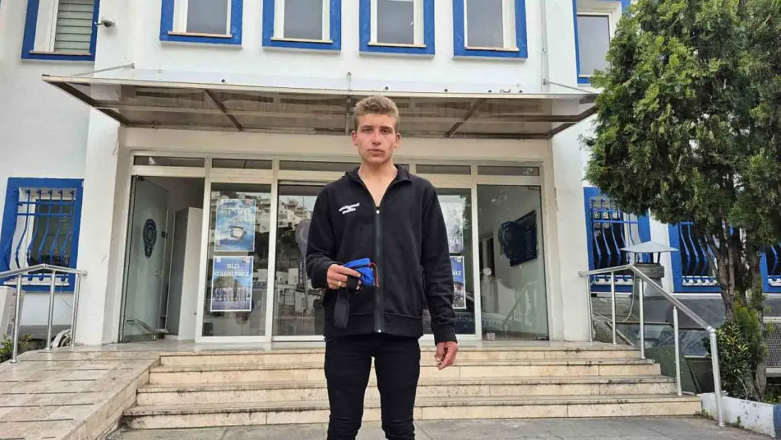 Kağıt toplayıcısı gençten örnek davranış