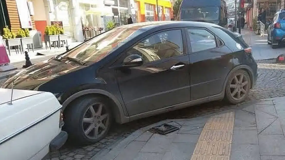 Kaldırım işgalleri görme engelliler için tehlike oluşturuyor