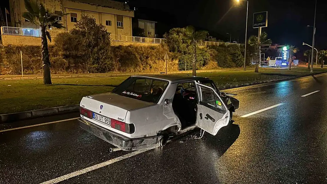 Kaldırıma çarpan otomobilin tekerlekleri yerinden çıktı: 3 yaralı