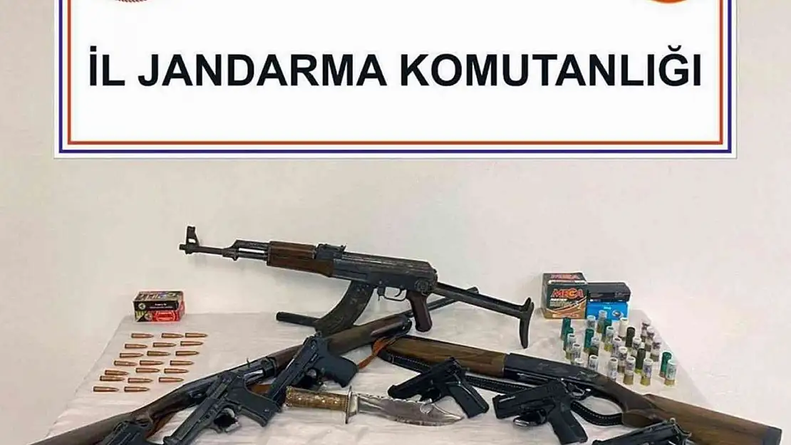 Kaleşnikof piyade tüfeği ve tabanca ele geçirildi