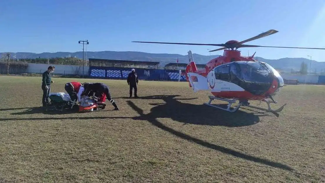 Kalp krizi geçiren yaşlı adamın yardımına ambulans helikopter yetişti