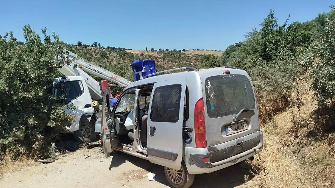 Kamyonet ile hafif ticari araç kafa kafaya çarpıştı: 2 yaralı