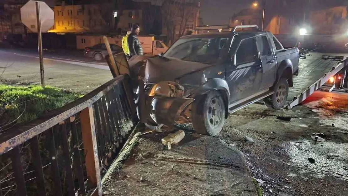 Kamyonet ile hafif ticari araç kafa kafaya çarpıştı: 3 yaralı