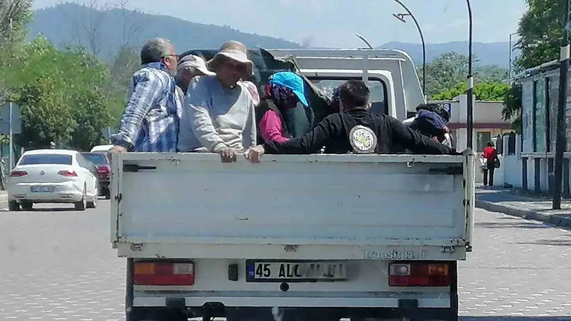 Kamyonet kasasında tehlikeli yolculuk