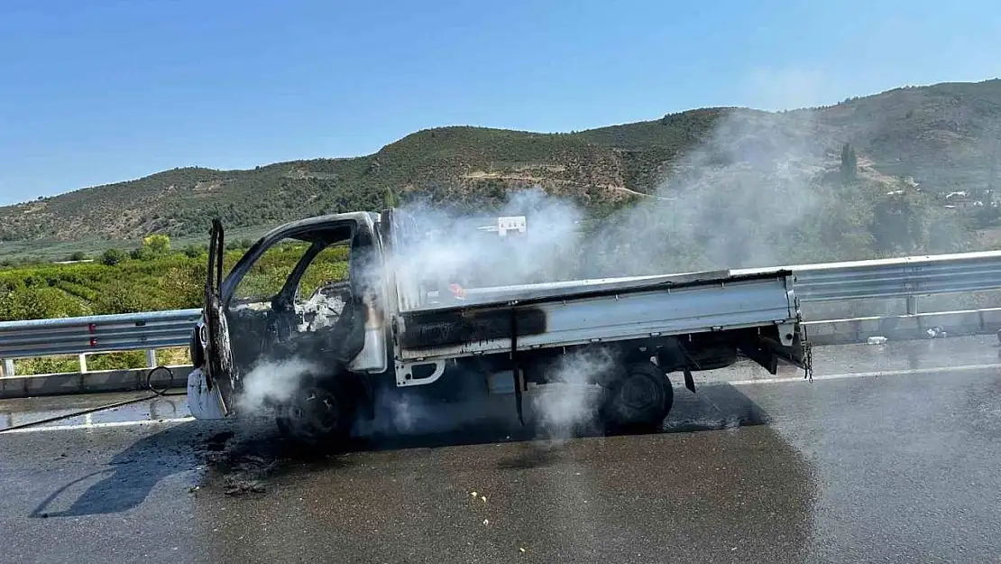 Kamyonet yangını söndürüldü