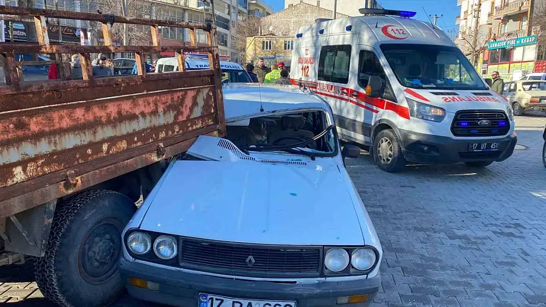 Kamyonete arkadan çarpan otomobilin sürücüsü yaralandı