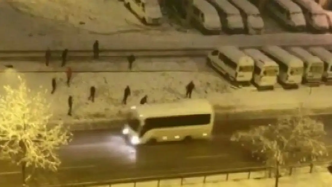 Kar toplarıyla minibüsü hedef alan gençler, sert kayaya çarptı