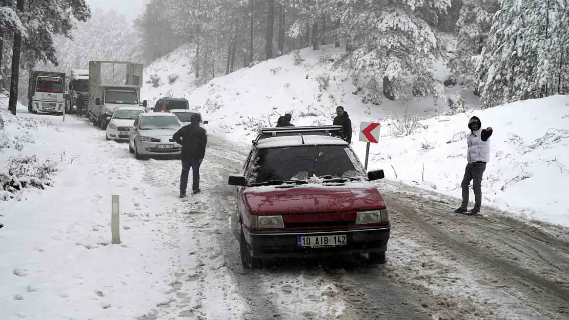 Kar yağışı nedeniyle Kazdağları'nda araç trafiği zaman zaman durma noktasına geliyor