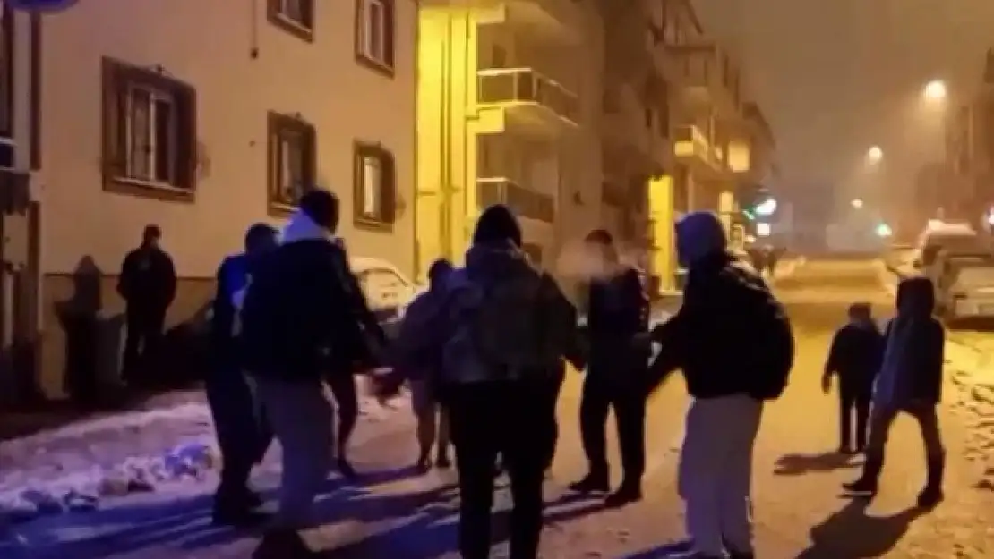 Kar yağışı virüsü unutturdu...Kar üzerinde horon oynadılar