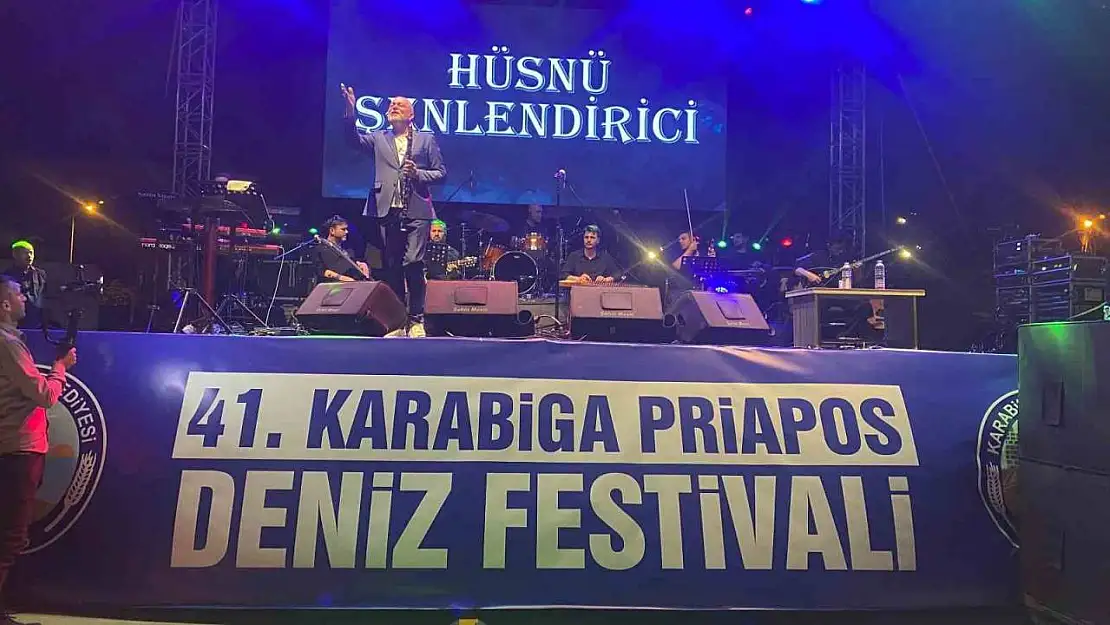 Karabiga'da Priapos Deniz Festivali'nde Hüsnü Şenlendirici ve Emre Fel rüzgarı esti