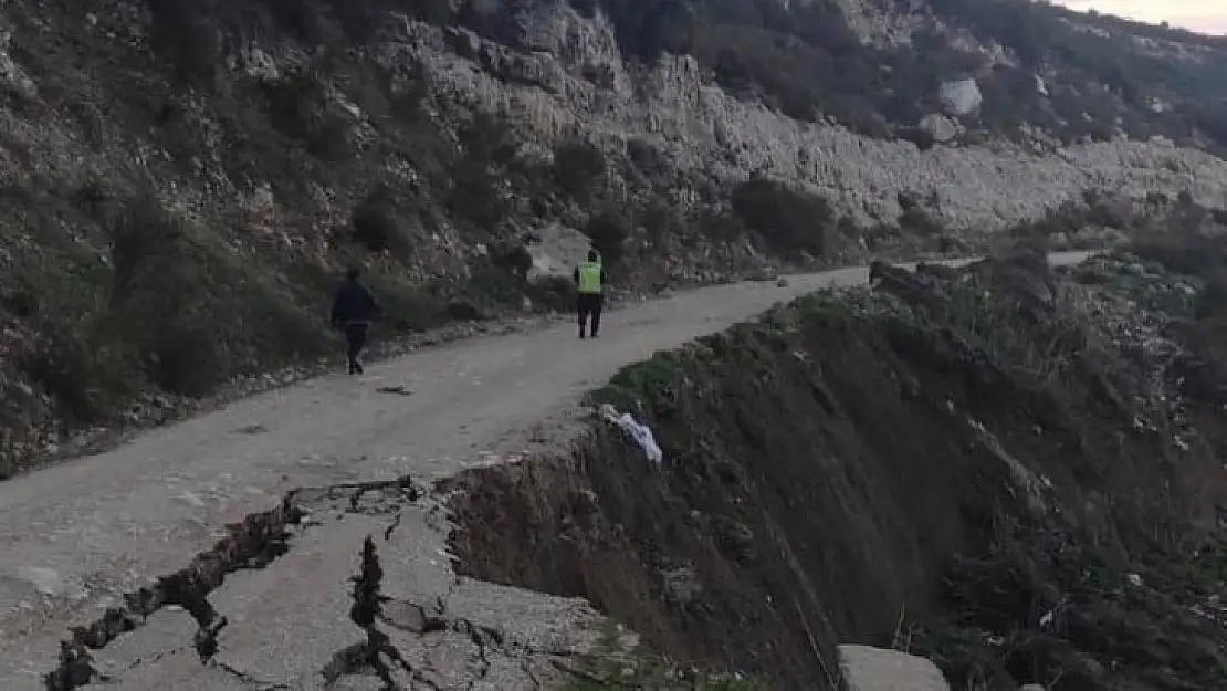 Karaburun'da facianın eşiğinden dönüldü: Çöken yol trafiğe kapatıldı