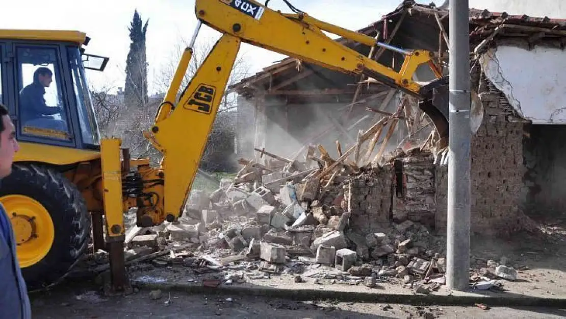 Karacabey'de metruk binalarla mücadele sürüyor