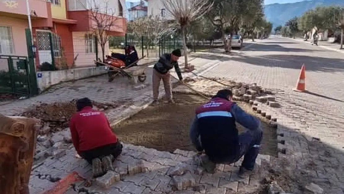 Karacasu'da bozuk yollar bakıma alındı