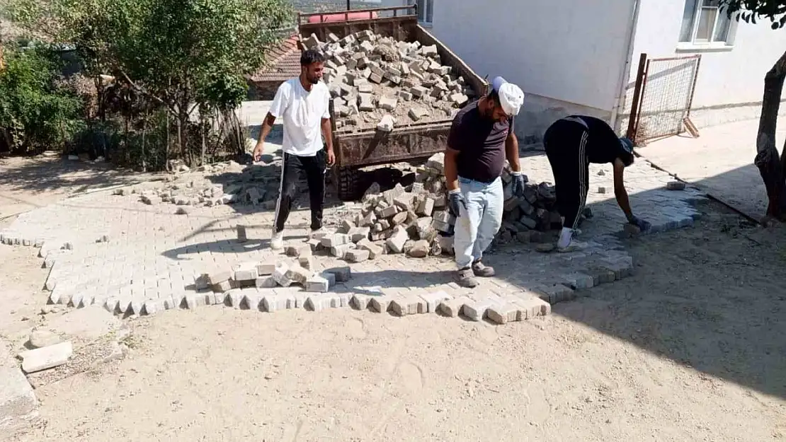 Karacasu'da parke taşı döşeme çalışmaları devam ediyor