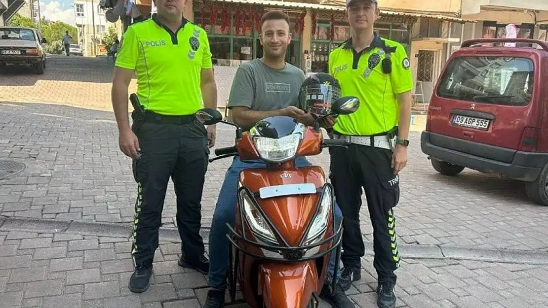 Karacasu'da trafik timleri kask kullanımını teşvik etmek için kask dağıttı