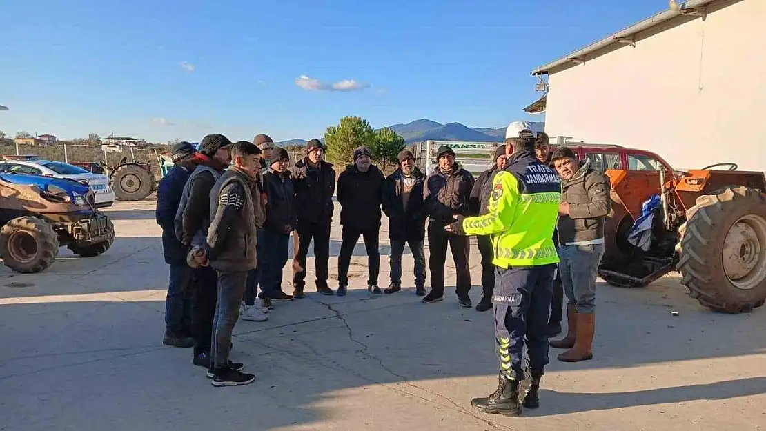 Karacasu'da traktör sürücülerine reflektör eğitimi verildi