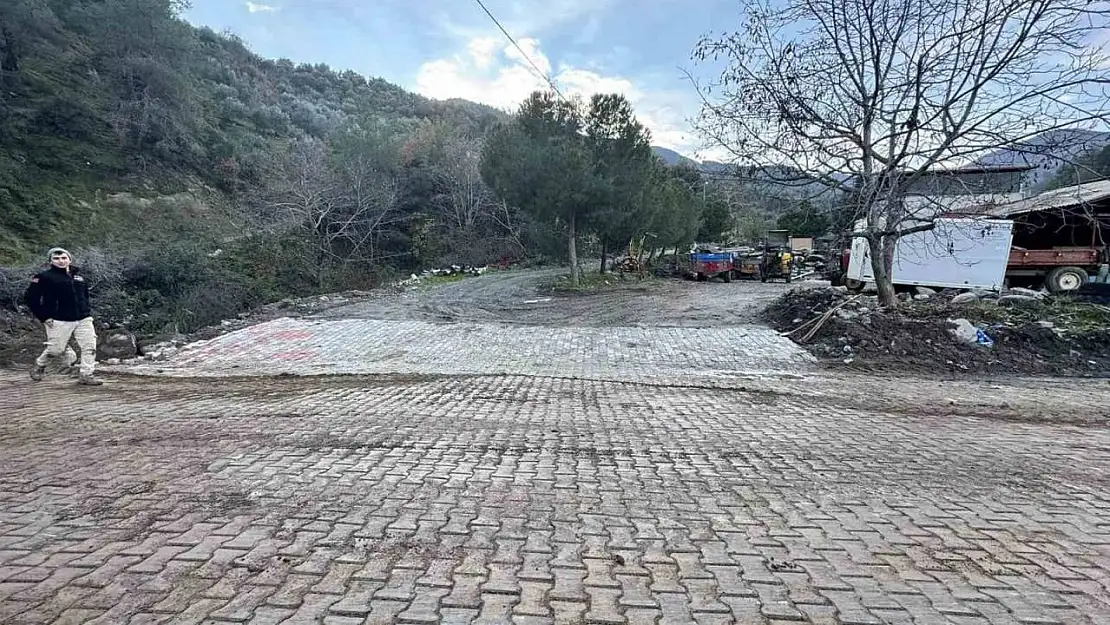 Karacasu'da yol çalışmaları sürüyor