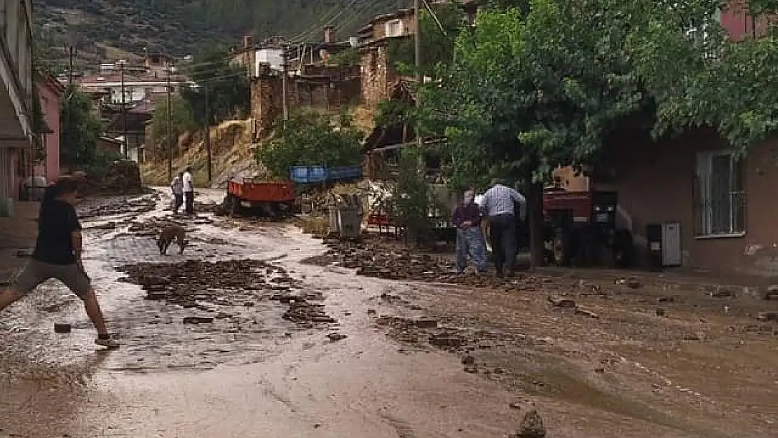 Karacasu'yu sel vurdu, ekipler teyakkuza geçti