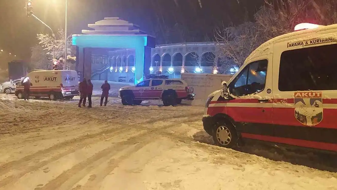 Karda mahsur kalan vatandaşlar tahliye ediliyor