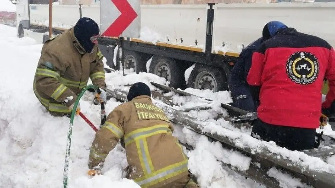 Kardan kapanan yol ulaşıma açıldı