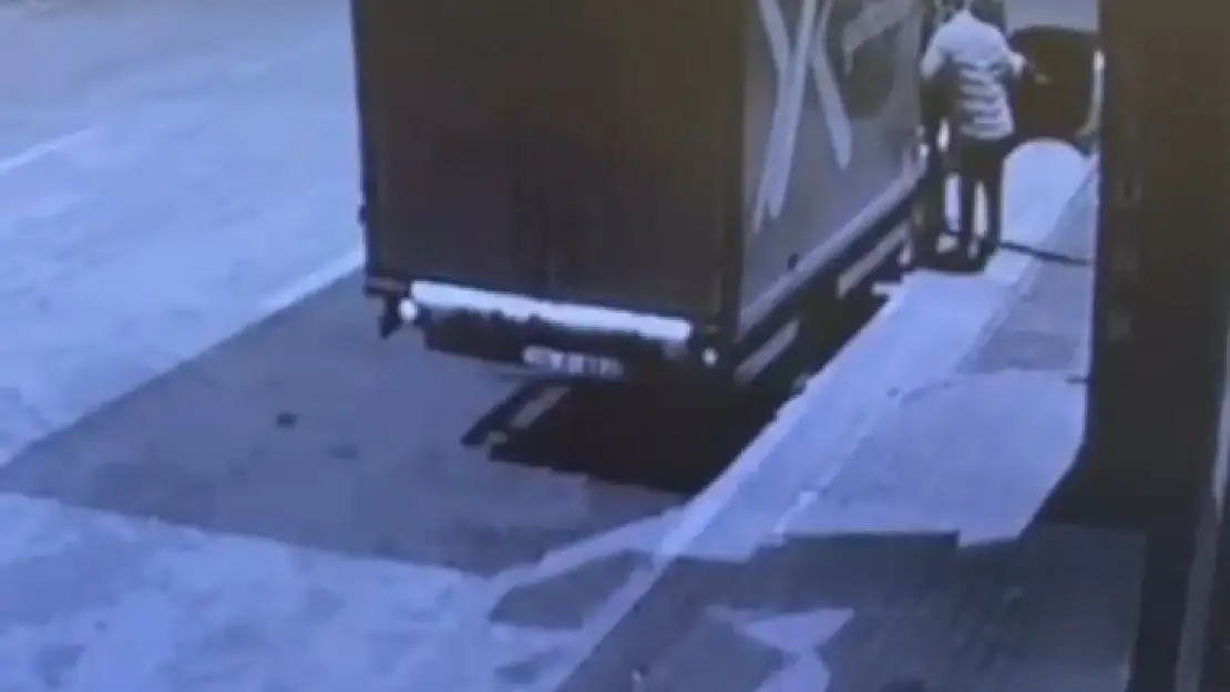 Kargo aracıyla gelip rögar kapağını çaldılar