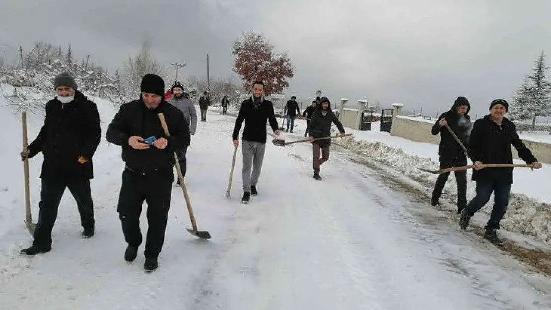 Karla kaplı yolu imece usulü ile açtılar