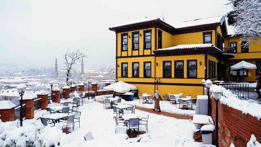 Karlar altındaki saat kulesi havadan görüntülendi