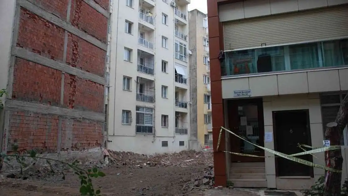 Karşıyaka'daki 2 binaya halen girilemiyor