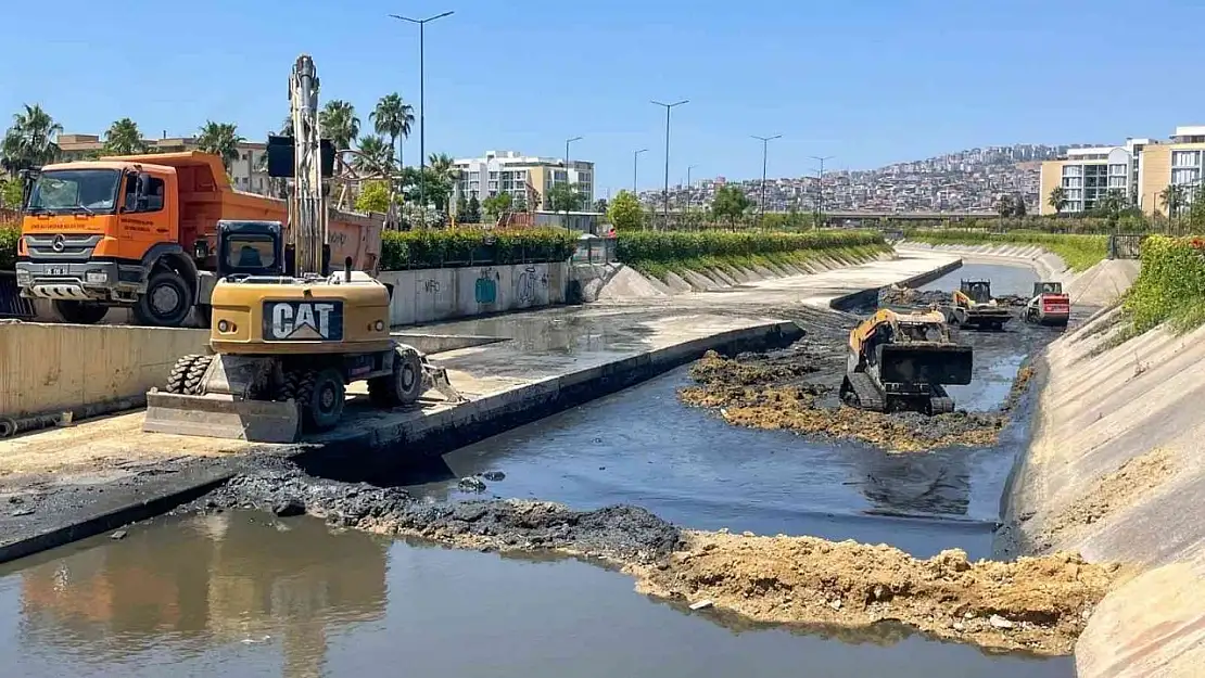 Karşıyaka'daki derelerden 5 bin 500 ton yabancı madde ve dip çamuru çıkarıldı