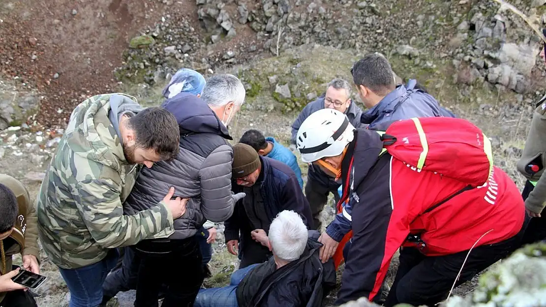 Kaybolan alzheimer hastası emekli öğretmeni avcı genç buldu