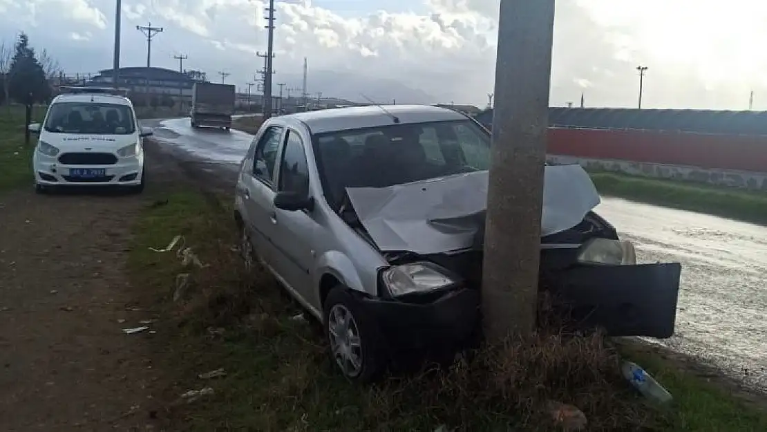 Kaygan zeminde kontrolden çıkan araç direğe çarptı