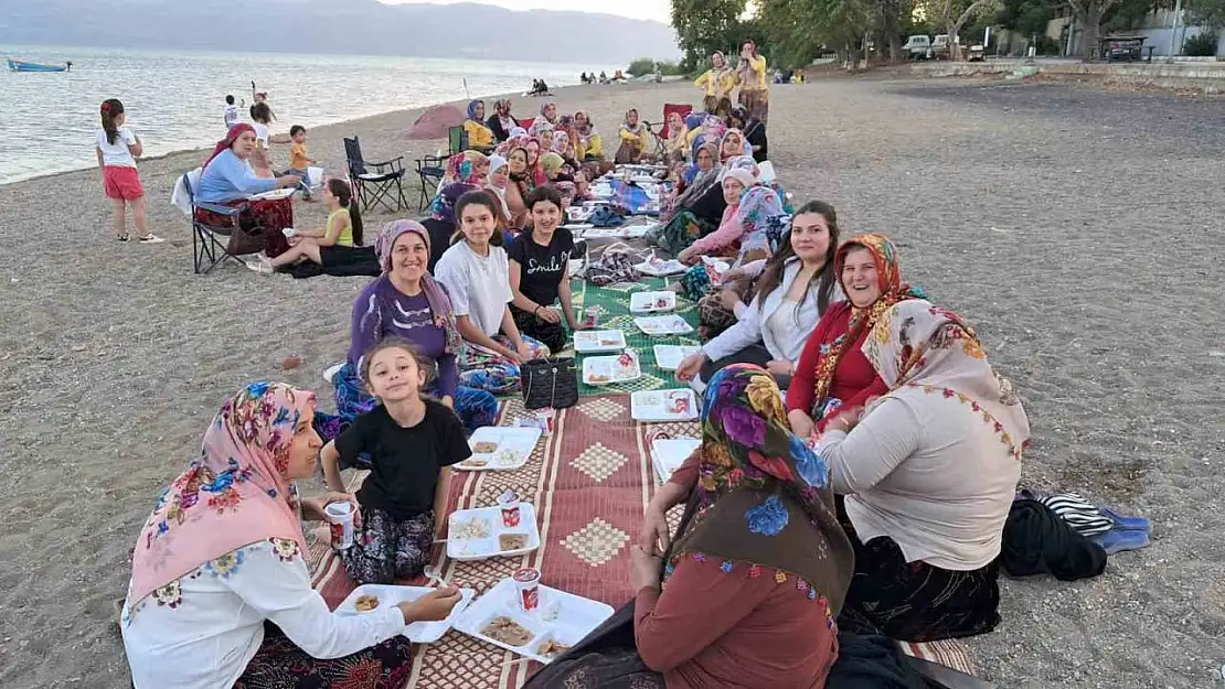 Kayınvalideler önce tarlada çalıştı, sonra eğlendi